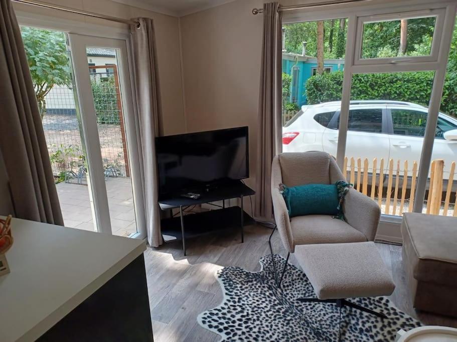 Boshuis Met Grote Tuin I Vakantiepark Met Zwembad Hoenderloo Exterior photo